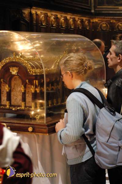 Nom de l'image : E00015082-1 — Description :  Toussaint 2004 - 28 oct - Conférence à ND de Paris et photos devant la croix