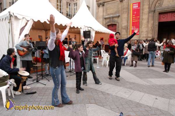 Nom de l'image : E00015095-1 — Description :  Toussaint 2004 - 28 oct - Conférence à ND de Paris et photos devant la croix