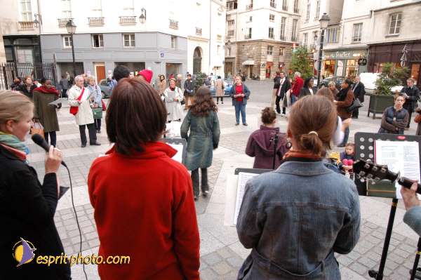 Nom de l'image : E00015098-1 — Description :  Toussaint 2004 - 28 oct - Conférence à ND de Paris et photos devant la croix