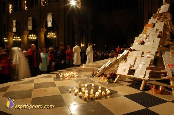 Nom de l'image : E00016017-1 — Description :  Toussaint 2004 - 28 oct - Conférence à ND de Paris et photos devant la croix