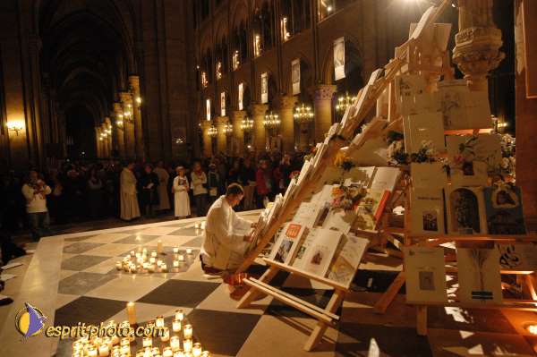 Nom de l'image : E00016020-1 — Description :  Toussaint 2004 - 28 oct - Conférence à ND de Paris et photos devant la croix