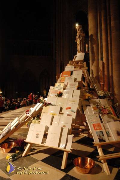 Nom de l'image : E00016038-1 — Description :  Toussaint 2004 - 28 oct - Conférence à ND de Paris et photos devant la croix