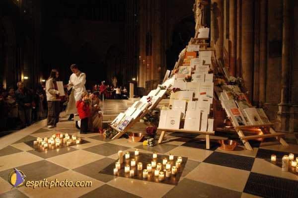 Nom de l'image : E00016039-1 — Description :  Toussaint 2004 - 28 oct - Conférence à ND de Paris et photos devant la croix