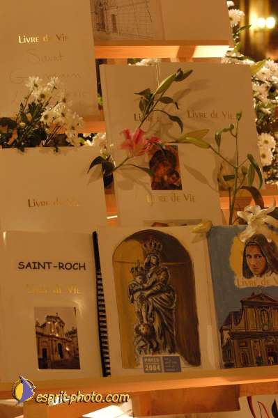 Nom de l'image : E00016061-1 — Description :  Toussaint 2004 - 28 oct - Conférence à ND de Paris et photos devant la croix