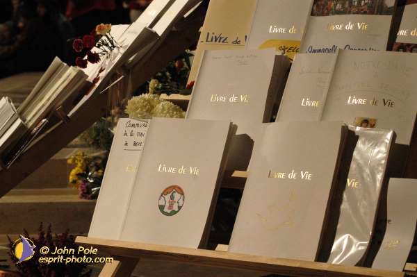 Nom de l'image : E00016070-1 — Description :  Toussaint 2004 - 28 oct - Conférence à ND de Paris et photos devant la croix