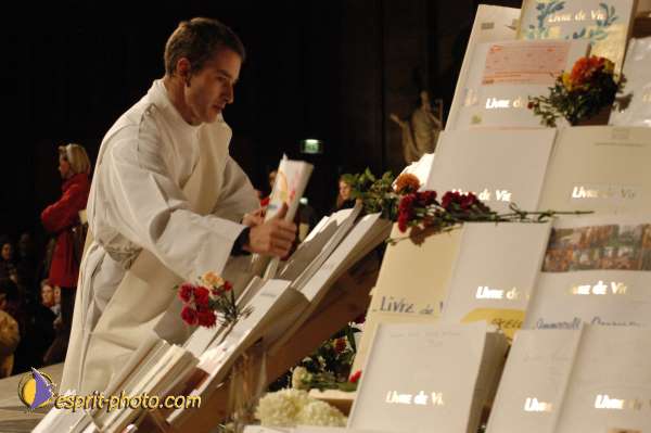 Nom de l'image : E00016074-1 — Description :  Toussaint 2004 - 28 oct - Conférence à ND de Paris et photos devant la croix