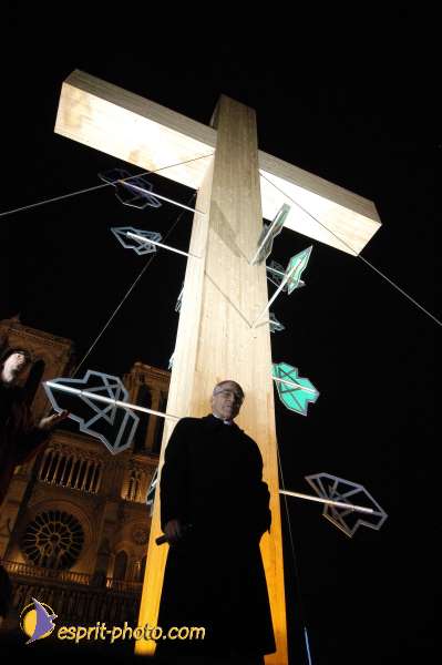 Nom de l'image : E00016114-1 — Description :  Toussaint 2004 - 28 oct - Conférence à ND de Paris et photos devant la croix