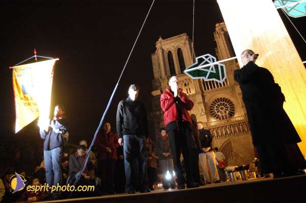 Nom de l'image : E00016116-1 — Description :  Toussaint 2004 - 28 oct - Conférence à ND de Paris et photos devant la croix