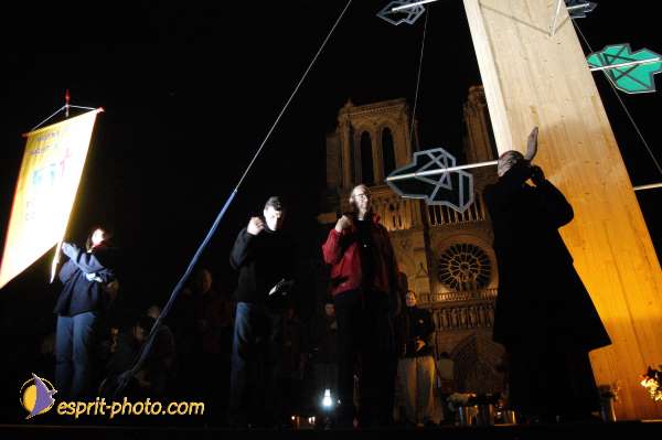 Nom de l'image : E00016122-1 — Description :  Toussaint 2004 - 28 oct - Conférence à ND de Paris et photos devant la croix