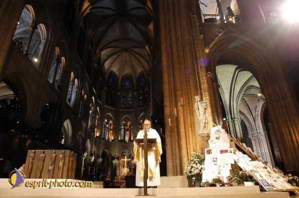 Nom de l'image : D1191899-1 — Description :  Toussaint 2004 - Messe avec les sans abri