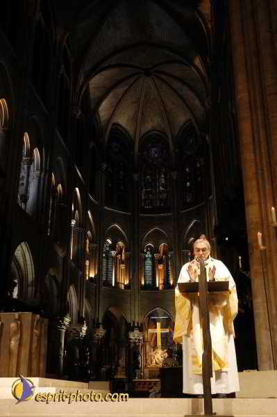 Nom de l'image : D1191902-1 — Description :  Toussaint 2004 - Messe avec les sans abri