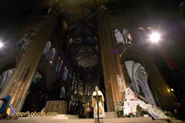 Nom de l'image : D119G903-1 — Description :  Toussaint 2004 - Messe avec les sans abri