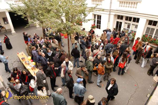 Nom de l'image : E00015333-1 — Description :  Toussaint 2004 - 28 oct - Conférence à ND de Paris et photos devant la croix