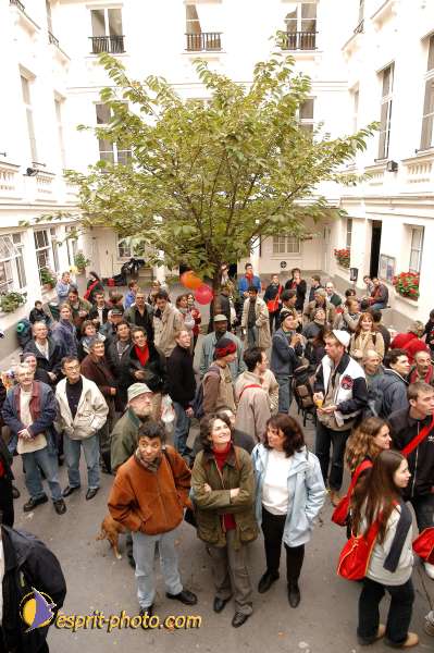 Nom de l'image : E00015335-1 — Description :  Toussaint 2004 - 28 oct - Conférence à ND de Paris et photos devant la croix