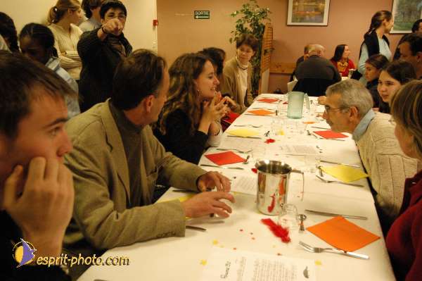 Nom de l'image : E00015346-1 — Description :  Toussaint 2004 - 28 oct - Conférence à ND de Paris et photos devant la croix