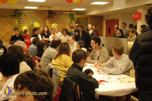 Nom de l'image : E00015357-1 — Description :  Toussaint 2004 - 28 oct - Conférence à ND de Paris et photos devant la croix