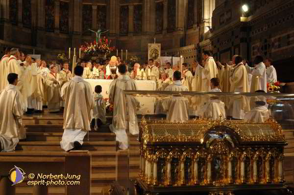 Nom de l'image : D1184604-1 — Description :  Synode 78 - Messe à la Basilique de Lisieux le 3 oct 2004