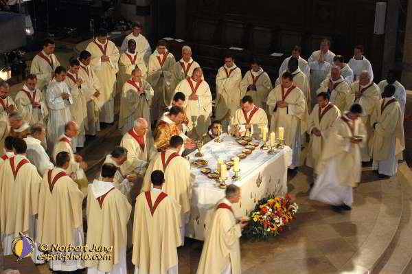 Nom de l'image : D1184627-1 — Description :  Synode 78 - Messe à la Basilique de Lisieux le 3 oct 2004