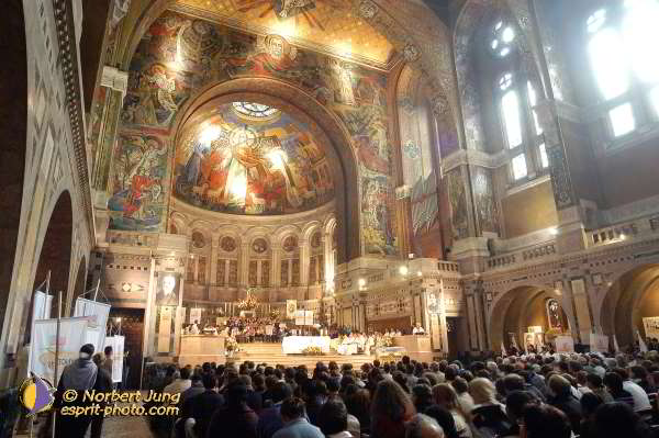 Nom de l'image : D1184645-1 — Description :  Synode 78 - Messe à la Basilique de Lisieux le 3 oct 2004