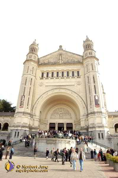 Nom de l'image : D1184734-1 — Description :  Synode 78 - Messe à la Basilique de Lisieux le 3 oct 2004