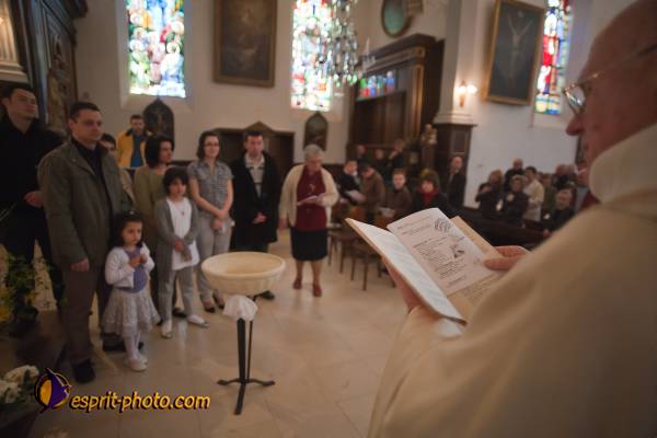 Nom de l'image : D30099472a — Description :  Baptême d'enfant à l'église de la Ferté Vidame (28300)