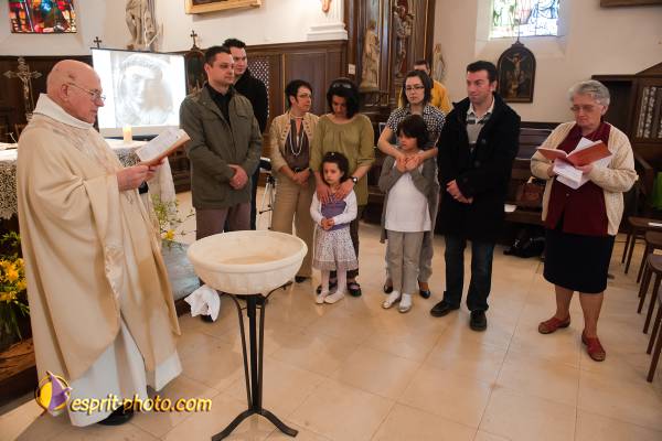 Nom de l'image : D30099497a — Description :  Baptême d'enfant à l'église de la Ferté Vidame (28300)