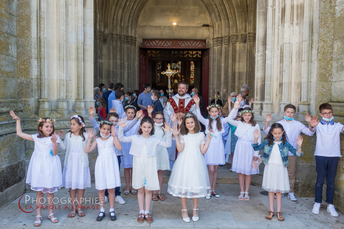 Premiere communion de 14 enfants à Saint Jean Baptiste de Libourne