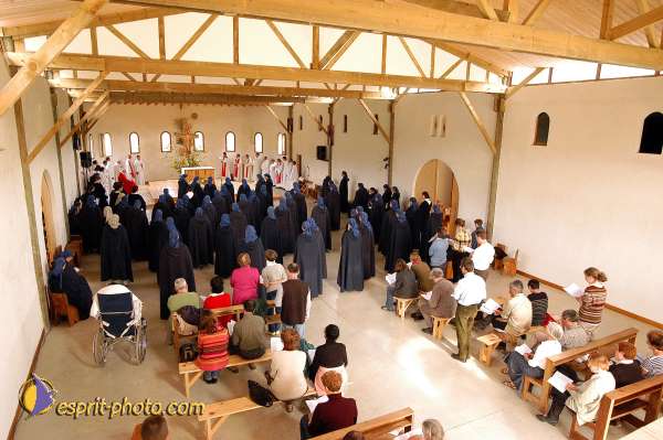 Nom de l'image : D1025860-01 — Description :  Pâque 2003 - Communauté de l'Agnaux - Plavilla