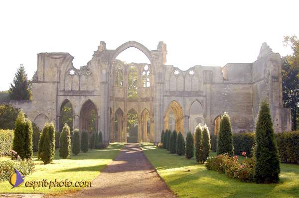 Nom de l'image : D1005940-01 — Description :  Ourscamp - Messe - Frères - Ruines - Apostolat 2002