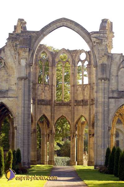 Nom de l'image : D1006371-01 — Description :  Ourscamp - Messe - Frères - Ruines - Apostolat 2002