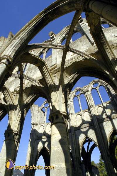 Nom de l'image : D1006404-01 — Description :  Ourscamp - Messe - Frères - Ruines - Apostolat 2002