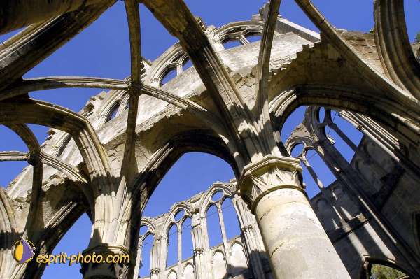 Nom de l'image : D1006406-01 — Description :  Ourscamp - Messe - Frères - Ruines - Apostolat 2002