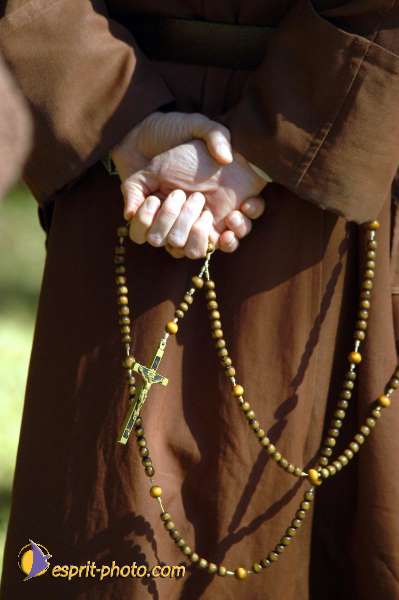 Nom de l'image : D1006441-01 — Description :  Ourscamp - Messe - Frères - Ruines - Apostolat 2002