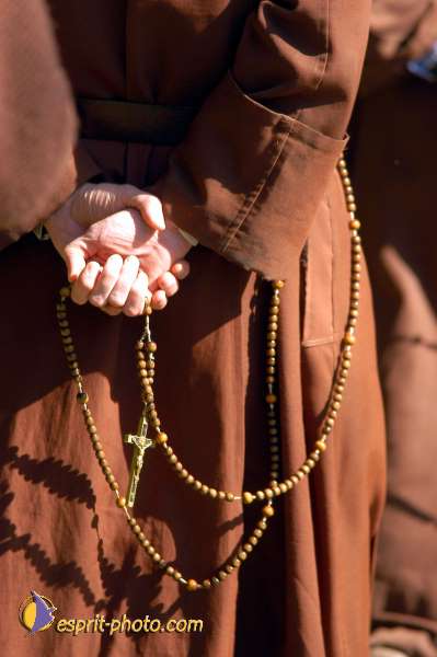 Nom de l'image : D1006442-01 — Description :  Ourscamp - Messe - Frères - Ruines - Apostolat 2002