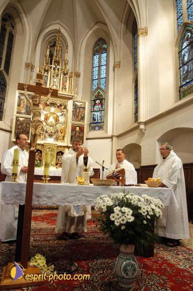 Nom de l'image : D1185341-1 — Description :  Mothers and Fatherprayer