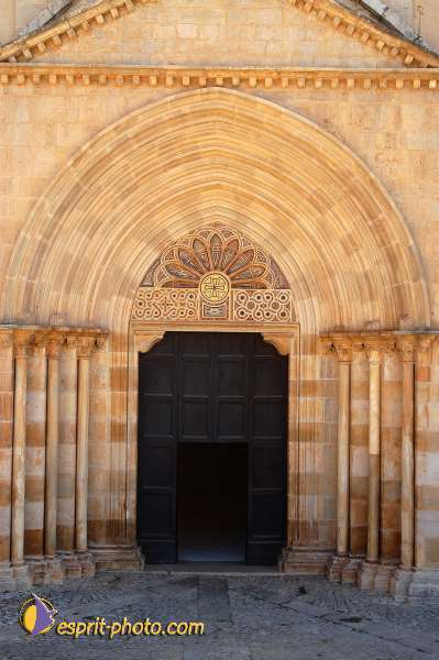 Nom de l'image : D1168705-1 — Description :  Abbaye de Fossanova (Latina-Italie) - Abbaye cistersienne
