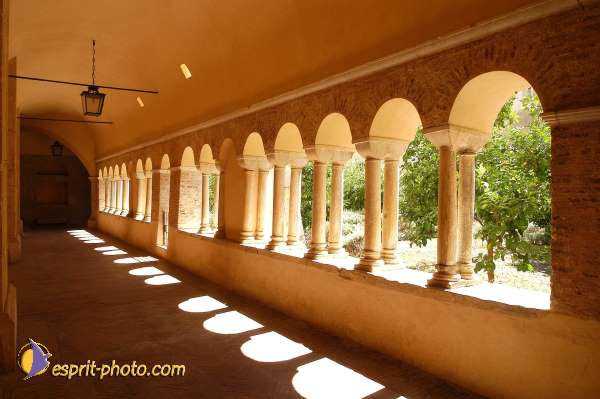 Nom de l'image : D1168813-1 — Description :  Abbaye de Fossanova (Latina-Italie) - Abbaye cistersienne