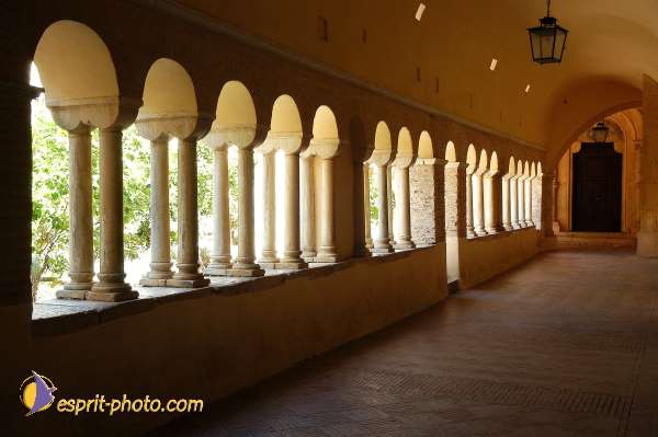 Nom de l'image : D1168844-1 — Description :  Abbaye de Fossanova (Latina-Italie) - Abbaye cistersienne