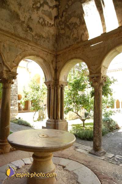 Nom de l'image : D1168909-1 — Description :  Abbaye de Fossanova (Latina-Italie) - Abbaye cistersienne