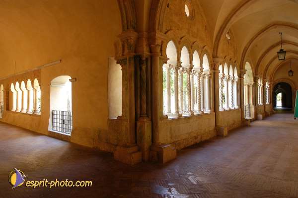 Nom de l'image : D1168941-1 — Description :  Abbaye de Fossanova (Latina-Italie) - Abbaye cistersienne