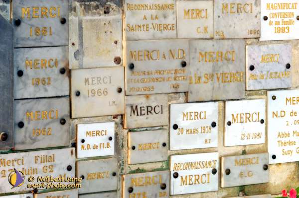 Nom de l'image : D1048915-01 — Description :  ND de l'Île Bouchard & ND de Pontmain (reportage pour la Vie)