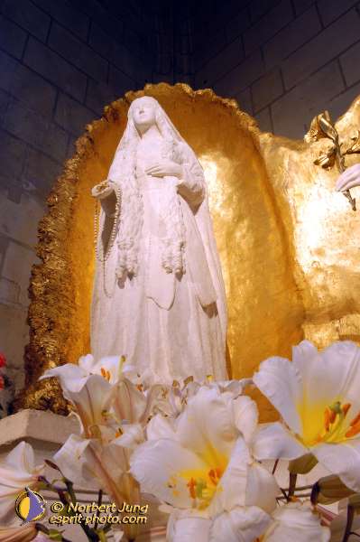 Nom de l'image : D1048963-01 — Description :  ND de l'Île Bouchard & ND de Pontmain (reportage pour la Vie)