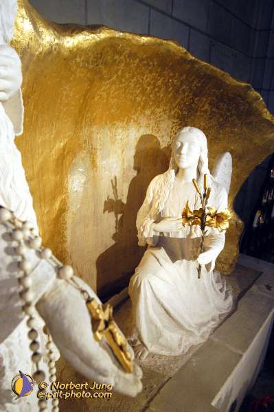 Nom de l'image : D1048980-01 — Description :  ND de l'Île Bouchard & ND de Pontmain (reportage pour la Vie)