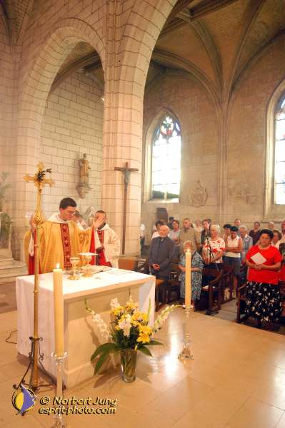 Nom de l'image : D1049268-01 — Description :  ND de l'Île Bouchard & ND de Pontmain (reportage pour la Vie)