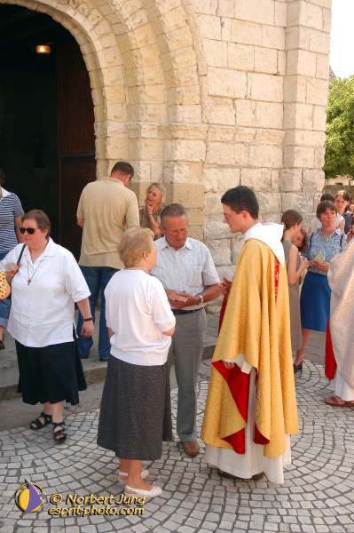 Nom de l'image : D1049339-01 — Description :  ND de l'Île Bouchard & ND de Pontmain (reportage pour la Vie)