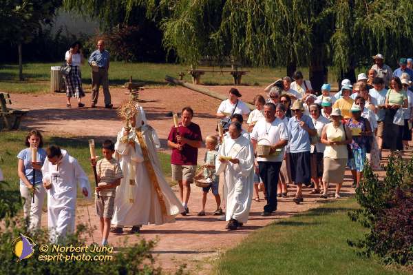 Nom de l'image : D1049535-01 — Description :  ND de l'Île Bouchard & ND de Pontmain (reportage pour la Vie)