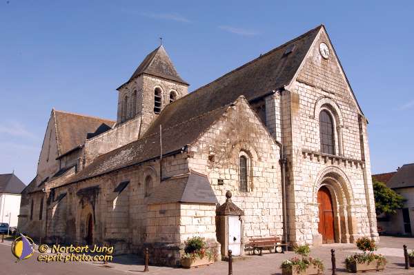 Nom de l'image : D1049555-01 — Description : ND de l'Île Bouchard & ND de Pontmain (reportage pour la Vie)