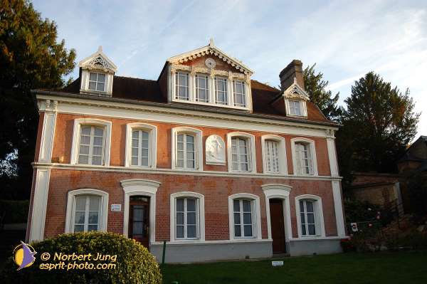 Nom de l'image : D1184320-1 — Description :  Lisieux : Les Buissonets, lieux ou a vecu la petite Thérèse