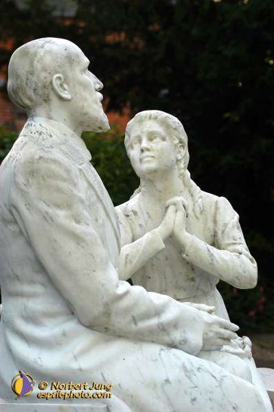 Nom de l'image : D1184336-1 — Description :  Lisieux : Les Buissonets, lieux ou a vecu la petite Thérèse