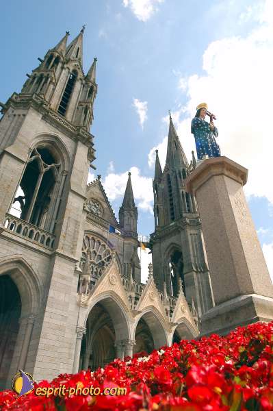 Nom de l'image : D1049702-01 — Description :  ND de l'Île Bouchard & ND de Pontmain (reportage pour la Vie)